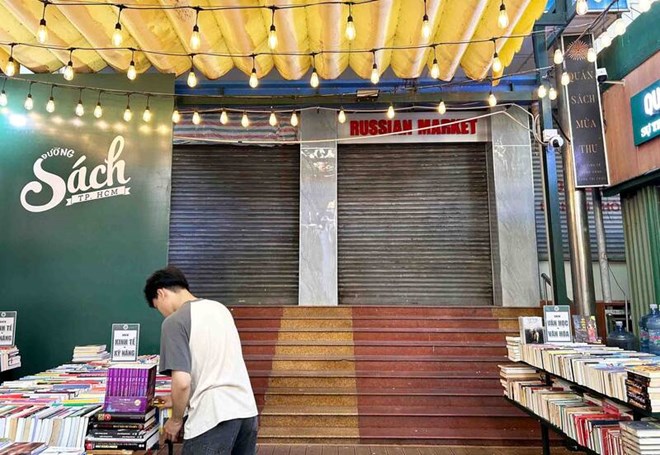 Biển hiệu chợ Nga tại đường sách Nguyễn Văn Bình được phủ bạt che kín. Ảnh: Hạ Mây