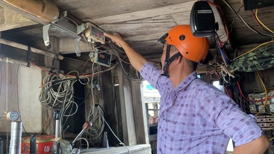 Một tàu cá bị mất tín hiệu VMS chờ kiểm tra và sửa chữa thiết bị giám sát. Ảnh: Hoàng Lộc