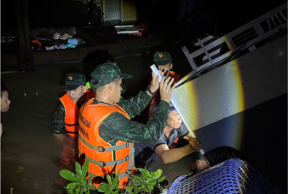Xuyên đêm, các lực lượng đã hỗ trợ người dân khu vực bị ngập. Ảnh: Biên phòng cung cấp