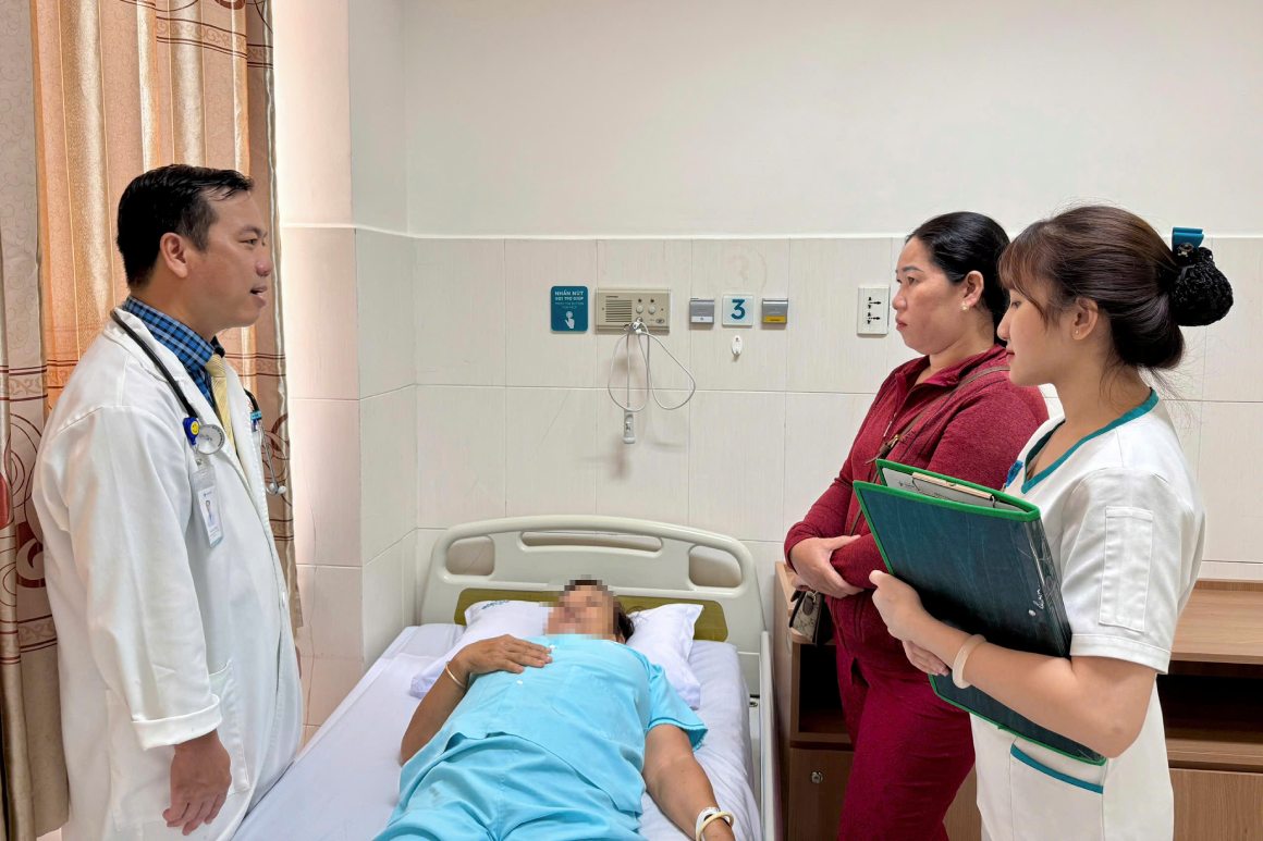 Đội ngũ bác sĩ thăm khám bệnh nhân. Ảnh: Bệnh viện cung cấp