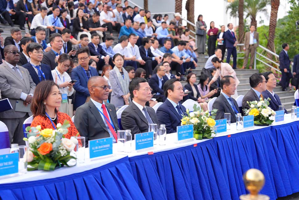 Các đại biểu tham dự chương trình Khai mạc VIDW 2025. Ảnh: Hạo Thiên