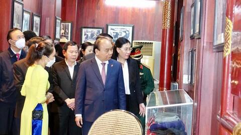 Chủ tịch nước Nguyễn Xuân Phúc dâng hương tưởng niệm cố Thủ tướng Phạm Văn Đồng