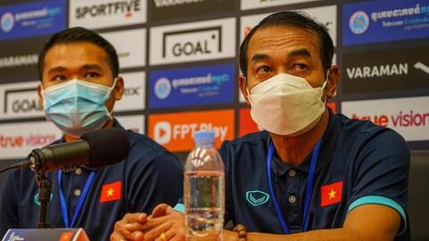 HLV đội U23 Việt Nam nói gì khi đưa thủ môn lên đá tiền đạo?