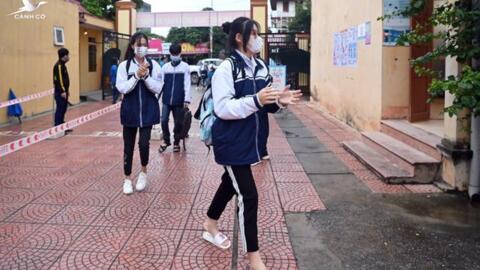 Giáo viên, phụ huynh "phản ứng" khi học sinh Hà Nội vẫn học trực tiếp