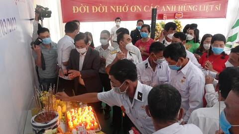 Thả hoa đăng và làm lễ tưởng niệm 64 liệt sĩ Gạc Ma