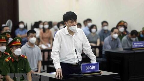 Xét xử vụ buôn bán thuốc giả: Các bị cáo quanh co, chối tội