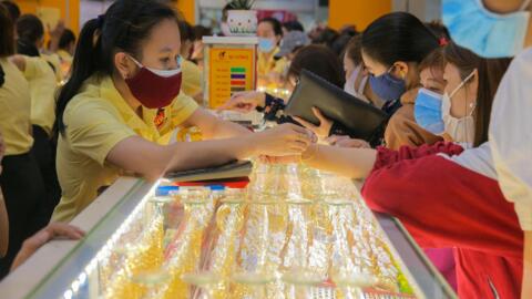 Giá vàng trong nước giảm sâu, thế giới phục hồi trở lại