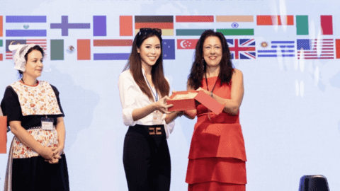 Tiên Nguyễn xinh đẹp đi quyên góp từ thiện