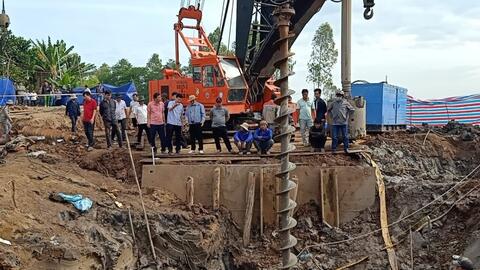 Thủ tướng chỉ đạo tập trung cứu nạn cháu bé rơi xuống ống cọc bê tông