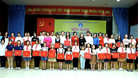 Tuyên dương các gia đình tiêu biểu thực hiện tốt chính sách dân số