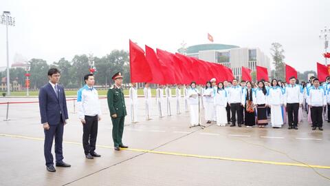 Đoàn đại biểu sinh viên Việt Nam báo công dâng Bác