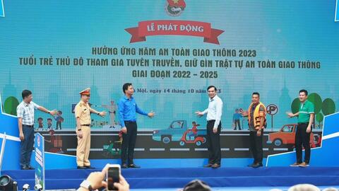 Cán bộ, công chức gương mẫu chấp hành pháp luật về giao thông