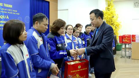 Chủ tịch LĐLĐ thành phố Hà Nội Phạm Quang Thanh thăm, tặng quà Tết cho công nhân
