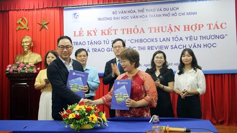Trường ĐH Văn hóa TP.HCM tiếp nhận Tủ sách “Lan tỏa yêu thương”