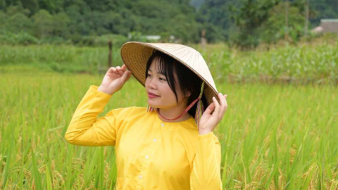 Cô gái Tày ở Lâm Thượng học mọi lúc mọi nơi để làm du lịch