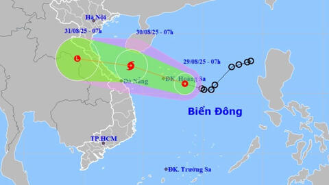 Áp thấp nhiệt đới trên biển Đông dự báo gây mưa dông mạnh vùng biển từ Nghệ An đến TP. Huế
