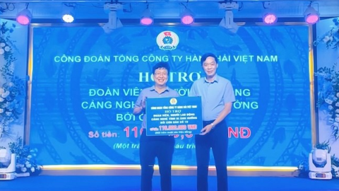 Đoàn viên, người lao động Cảng Nghệ Tĩnh bị ảnh hưởng bởi bão số 10 được hỗ trợ