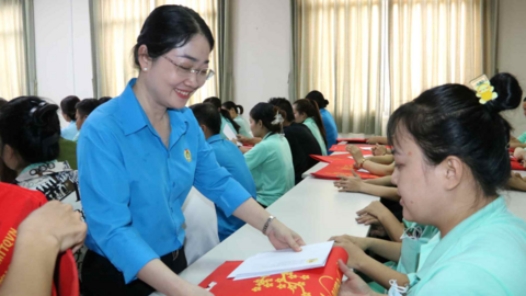 Công đoàn TPHCM sẽ chăm lo cho 350.000 lao động khó khăn dịp Tết 2026