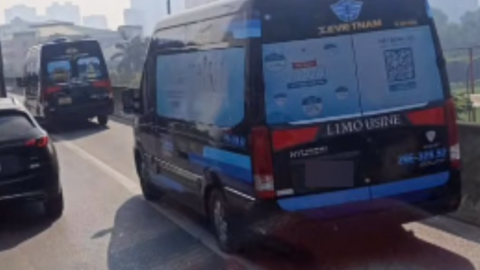 Người dân tố giác loạt xe khách đi vào làn khẩn cấp vành đai 3, CSGT vào cuộc xử lý