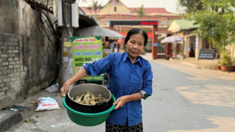 Cám cảnh góa phụ bán khoai nuôi 3 con bị tâm thần