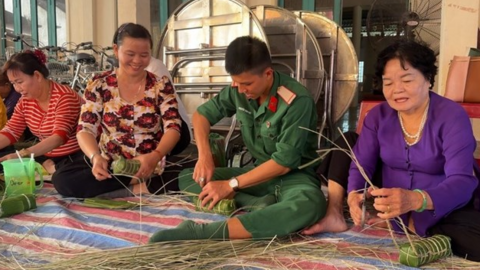 Đồng bào, chiến sĩ cùng gói bánh tét dịp Tết Chôl Chnăm Thmây