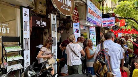 Du khách Úc bất ngờ khi trải nghiệm cà phê trứng mở bán từ 1946 ở Hà Nội