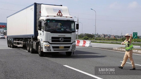 2 vị trí trên cao tốc Pháp Vân - Nghi Sơn đang được CSGT xử lý lỗi khoảng cách