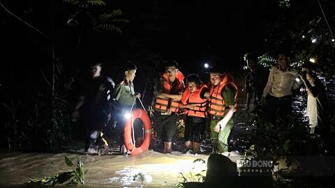 Công an, bộ đội vượt 3 cầu tràn đưa người dân đi cấp cứu