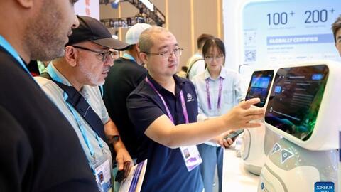 Trung Quốc ứng dụng công nghệ AI, robot chăm sóc người cao tuổi