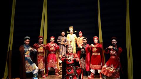 “Cặp đôi vàng” làng chèo Hà Nội Quốc Phòng – Hoài Thu ăn ý trong “Nặng gánh sơn hà”