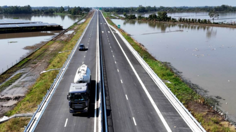 Cao tốc Hậu Giang - Cà Mau gấp rút hoàn thiện để thông xe