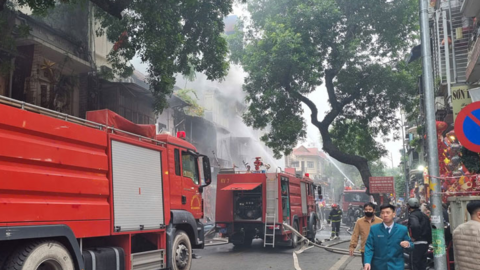 Cháy lớn căn nhà 5 tầng ở phố Hàng Mã, Hà Nội
