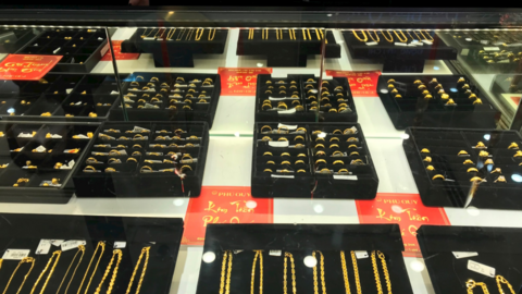 Giá vàng miếng đứng yên, vàng nhẫn trái chiều