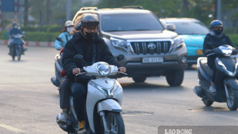 Rét đậm 10 độ C, người dân Hà Nội mặc 4-5 lớp áo vẫn lạnh run