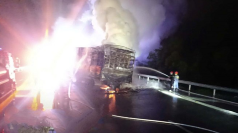 Cháy xe tải trên cao tốc Vũng Áng – Bùng ở Hà Tĩnh