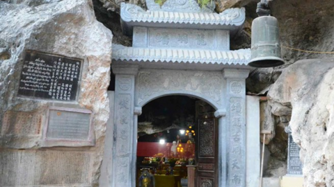 Ngôi chùa cổ trong hang động tại Ninh Bình