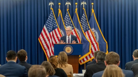 Fed giữ nguyên lãi suất, giá vàng phản ứng mạnh, chạm 5.500 USD/ounce