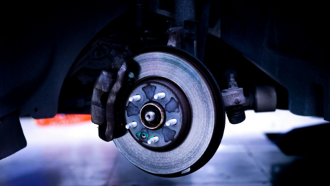 Nguyên nhân kẹp phanh ô tô bị kẹt và cách xử lý