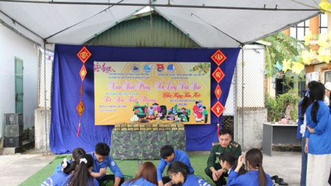 Bộ đội biên phòng Hưng Yên mang Tết ấm đến với dân vùng biển