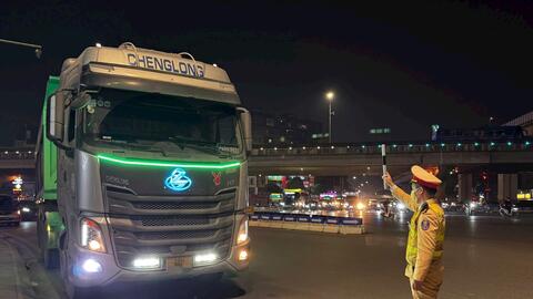 Hà Nội: Nhiều tài xế “lóa mắt” với chính đèn “siêu sáng” của xe mình