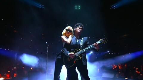 Rosé (Blackpink) hôn má Bruno Mars trên sân khấu Grammy 2026