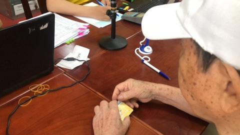 Lương hưu chi trả gộp hai tháng, người già tính toán chi tiêu dịp Tết