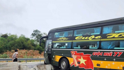 Xe khách mất lái trên cao tốc Cam Lâm - Vĩnh Hảo, giao thông ùn tắc kéo dài