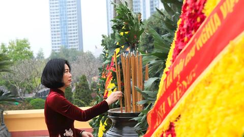 Lãnh đạo Đảng, Nhà nước và TP Hà Nội dâng hương tại Nghĩa trang Mai Dịch