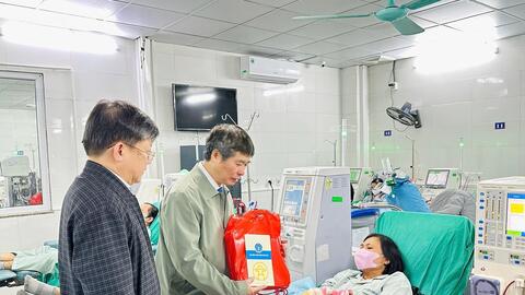 Trao quà Tết tặng bệnh nhân BHYT có hoàn cảnh khó khăn