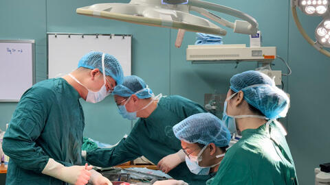 Suýt mất chân vì đắp lá chữa bỏng suốt 1 tháng