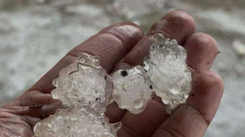 Khách bất ngờ vì gặp mưa đá giữa đường trekking Tây Bắc