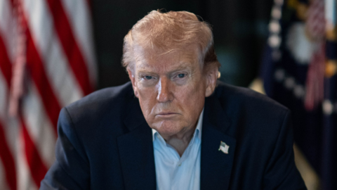 Ông Trump tiếp tục lùi thời hạn tấn công lưới điện Iran thêm 10 ngày