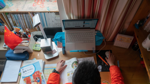 Phụ huynh Trung Quốc 'nhờ' AI kèm con học