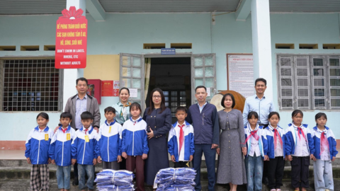 Trao tặng gần 300 áo ấm cho học sinh khó khăn ở Tân Uyên